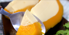 Lấy bánh flan bí đỏ ra, để nguội, đặt vào tủ lạnh khoảng 1-2 tiếng là có thể cắt miếng và thưởng thức. Với cách làm bánh flan bí đỏ đơn giản, món flan bí đỏ thơm ngon này, không những trẻ nhỏ mà người lớn cũng sẽ thích mê vì hương vị đặc biệt của bánh flan bí đỏ này nhé.