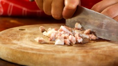 Cách làm dồi sụn nướng: 300gr sụn heo (sụn cuống họng) mua về luộc chín sau đó cắt nhỏ. 100gr mỡ heo cũng cắt thành miếng nhỏ. Cho mỡ heo vào chung với sụn heo rồi băm nhuyễn. Chuẩn bị một chiếc tô lớn, trộn chung phần sụn và mỡ vừa băm cùng với 300gr thịt heo xay, 30gr hành tây cắt hạt lựu, 30gr rau húng quế cắt nhỏ, 20gr rau răm cắt nhỏ, 20gr hành lá cắt nhỏ, 30gr đậu phộng rang giã nhỏ, 3 muỗng canh đường, 3 muỗng canh nước mắm, 2 muỗng canh hạt nêm, 2 muỗng canh rượu mai quế lộ, 2 muỗng canh dầu điều, 1 muỗng cà phê tiêu sọ, trộn đều tất cả. Ướp nhân ít nhất 30 phút cho thấm gia vị.