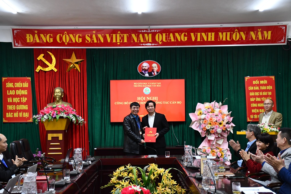 Hội nghị công bố quyết định về công tác cán bộ