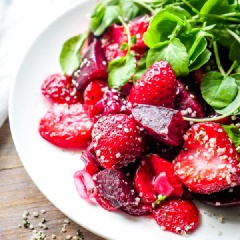 Salad dâu tây củ dền với vị ngọt tự nhiên kèm theo chút chua chua của dâu và gia vị, tất hả hòa quyện vào nhau tạo nên vị ngon khó cưỡng lại. Những chị em nào muốn giảm cân thì nhanh chóng lưu công thức này lại ngay nhé.