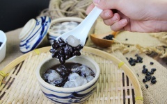 Cuối cùng bày biện đậu đen, bột lọc và nước cốt dừa ra. Cho từng loại vào chén theo sở thích của mình và thưởng thức thôi nào!
