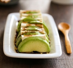 Xếp bơ và đậu hũ xen kẽ như hình. Khi ăn rưới đều nước sốt salad và thưởng thức.