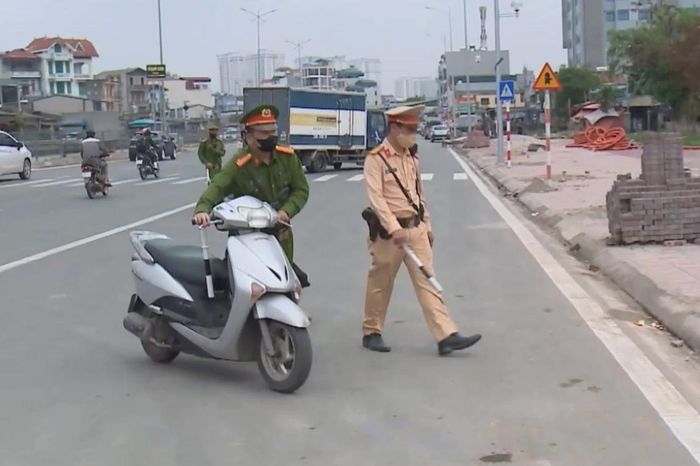 Xử phạt nhiều lái xe 'vượt rào' băng qua đường sắt - Đài Phát thanh và truyền hình Hà Nội