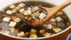 Cuối cùng cho đậu hũ trắng, tóc tiên, nấm tuyết vào khuấy đều. Pha loãng 1 muỗng canh bột năng cùng với 1 muỗng canh nước lọc rồi cho vào nồi súp để tạo độ sánh rồi tắt bếp.