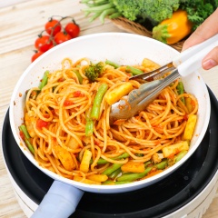 Sau đó, cho 200gr sốt Bolognese San Remo vào, cuối cùng cho mì spagetti đã luộc vào trộn đều, rồi nhắc xuống. Cho mì Ý ra dĩa, rắc phô mai pamersan và ngò tây băm nhuyễn lên trên rồi thưởng thức khi còn nóng.