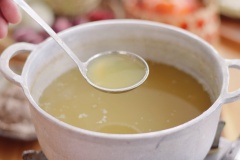 Bắc nồi lên bếp, đun sôi, vừa đun vừa khuấy đều tay để thịt cua không bị lắng xuống đáy nồi gây cháy. Khi nồi riêu sôi, riêu nổi lên mặt hết thì lấy vợt vớt phần riêu này cho ra dĩa để riêng. Ta sẽ còn lại phần nước riêu cua rất trong như hình.
