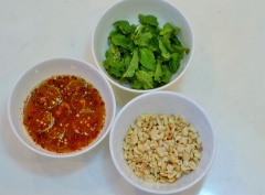 Xoài xanh gọt vỏ, bào sợi. Mình dùng xoài keo ít chua. Đậu phộng rang, bóc vỏ, giã hơi nát. Rau húng lũi nhặt lấy lá rửa sạch. Ớt băm nhuyễn, chanh vắt nước cốt, tắc cắt lát mỏng. Trộn ớt, tắc, nước cốt chanh với 3 muỗng canh nước mắm, 1.5 muỗng canh đường được hỗn hợp nước trộn gỏi. Tùy vào loại xoài các bạn sử dụng chua nhiều hay ít mà gia giảm lượng chanh và đường trong nước mắm cho vừa ăn.