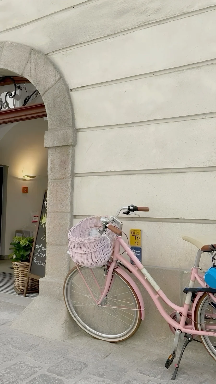 Pink Vintage Bicycle By Archway - Street Photography Full HD iPhone Wallpaper (1286x2286)