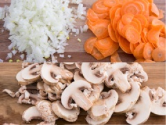 Hành tây xắt hạt lựu. Nấm mỡ rửa sạch, cắt lát mỏng. Cà rốt gọt vỏ, cũng cắt lát mỏng. Đại mạch rửa sạch, để ráo. Đun nóng nồi với 2 muỗng dầu ăn cho hòa tan đều rồi xào đại mạch, hành tây cho chín khoảng 5 phút.