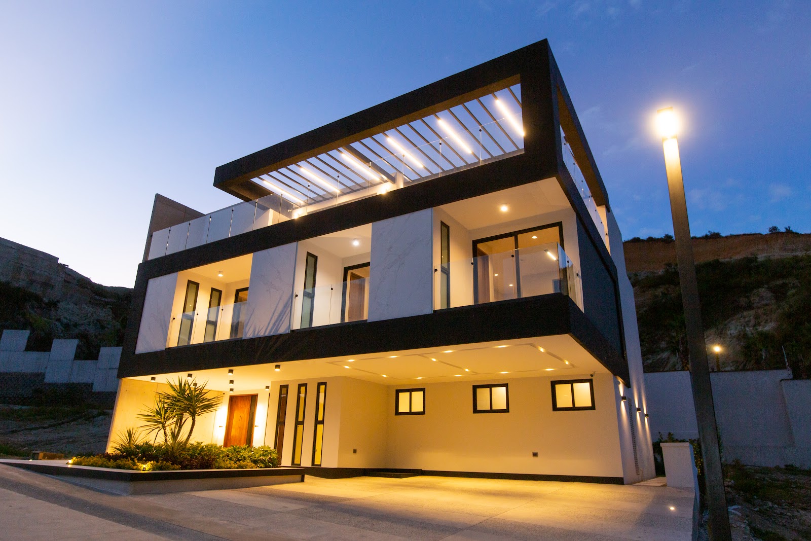 Fachada residencia de lujo en Bosque de Ámbar Bosque Real