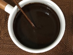 Cắt nhỏ chocolate đen cho vào thố sứ, thêm vào 250g kem vani (kem nhẹ), đem đun cách thủy cho chocolate đen tan chảy hoàn toàn là được.