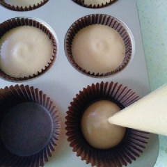 Cho hỗn hợp làm bánh cupcake chocolate vào túi bóp kem, bóp hỗn hợp vào khuôn giấy được đặt sẵn trong khay cupcake. Mở trước lò nướng ở 130 độ C. Cho khay bánh cupcake chocolate vào lò nướng trong khoảng 35 phút. Bánh cupcake nướng chín cho ra khỏi lò để nguội.