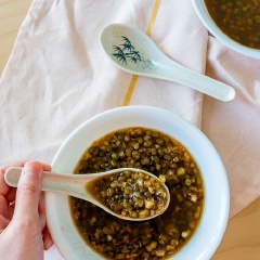 Thưởng thức thôi nào. Chè đậu xanh đường nâu còn có tác dụng giải độc mát gan lại rất dễ thực hiện nên mỗi tuần bạn nên ăn chè đậu xanh nguyên hạt từ 1 – 2 lần sẽ rất tốt cho cơ thể. Chè đậu xanh rất dễ nấu, từ khâu chuẩn bị nguyên liệu đến khi hoàn thành chỉ ngốn của bạn chừng 30 phút, nhưng khi ăn chè đậu xanh bạn sẽ được tận hưởng cảm giác ngọt mát cực kỳ dễ chịu mà không phải loại chè nào cũng mang lại được. Vậy còn lý do gì để bạn không ăn chè đậu xanh không? Hãy nấu ngay món chè bổ dưỡng này đãi cả nhà nhé.