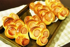 Khi bánh chín, chúng mình quét thêm một lớp bơ nấu chảy lên bánh cho thơm và bắt mắt. Xem những chiếc "mắt kính" này có model không nè?!Mang đến trường, chắc chắn lũ bạn sẽ thèm lắm cho coi!