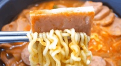 Với nồi mì cay Hàn Quốc có kích thước nhỏ thì bạn không cần phải đổ ra tô lớn mà cứ dọn ngay lên bàn ăn nhé! Những sợi mì dai mềm, quyện cùng nước súp cay thơm, đậm đà, ăn kèm xúc xích, thịt hộp béo bùi thật hấp dẫn.