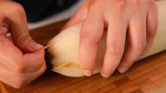 Đầu tiên, nhồi gạo nếp vào bên trong lỗ củ sen, dùng tăm hoặc que tre nhỏ đẩy gạo nếp xuống. Ghim đầu và đuôi củ sen lại hai đầu bằng tăm, không cho gạo rơi ra ngoài.