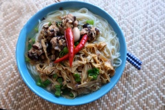 Khi ăn, cho bún ra tô, thêm hành hoa thái nhỏ rắc lên trên bún, sau đó thêm mọc, măng khô và chan nước dùng lên. Ăn kèm với dấm ớt tỏi rất ngon. Để đảm bảo vệ sinh an toàn thực phẩm cho cả nhà bạn hãy chịu khó dành chút thời gian để nấu bữa sáng cho gia đình mình nhé! Tô bún măng mọc thơm nức, nước dùng ngọt, mọc thơm ngon sẽ giúp cả nhà tràn đầy năng lượng cho một ngày mới!