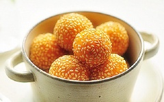 Vớt bánh ra, đặt lên đĩa có lót giấy thấm dầu cho ráo dầu.