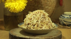 Luộc thịt gà xong thì xé nhuyễn, nhớ xé nhỏ và đều tay thì thành phẩm sẽ giòn đều và đẹp hơn nhé. Ướp gà với 1/ 2 muỗng cà phê tiêu, 2 muỗng canh nước mắm, 1 muỗng canh đường, 1/ 2 muỗng cà phê bột ngọt, 1 muỗng canh dầu ăn. Trộn đều thịt gà và gia vị, dùng tay bóp nhẹ cho gà thấm gia vị.