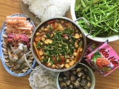 Sau khi lẩu đã chín, trình bày và thưởng thức cùng gia đình và bạn bè. Ăn kèm với rau muống, rau nhút, đậu bắp, thị cá hồi, tôm, thịt bò, bò viên, mực, bún, mì gói. Vừa đun trên bếp vừa cho các nguyên liệu sống vào nấu ăn nóng.