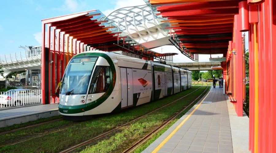 Tàu điện là phương tiện phổ biến khi đi du lịch Di Hòa Viên