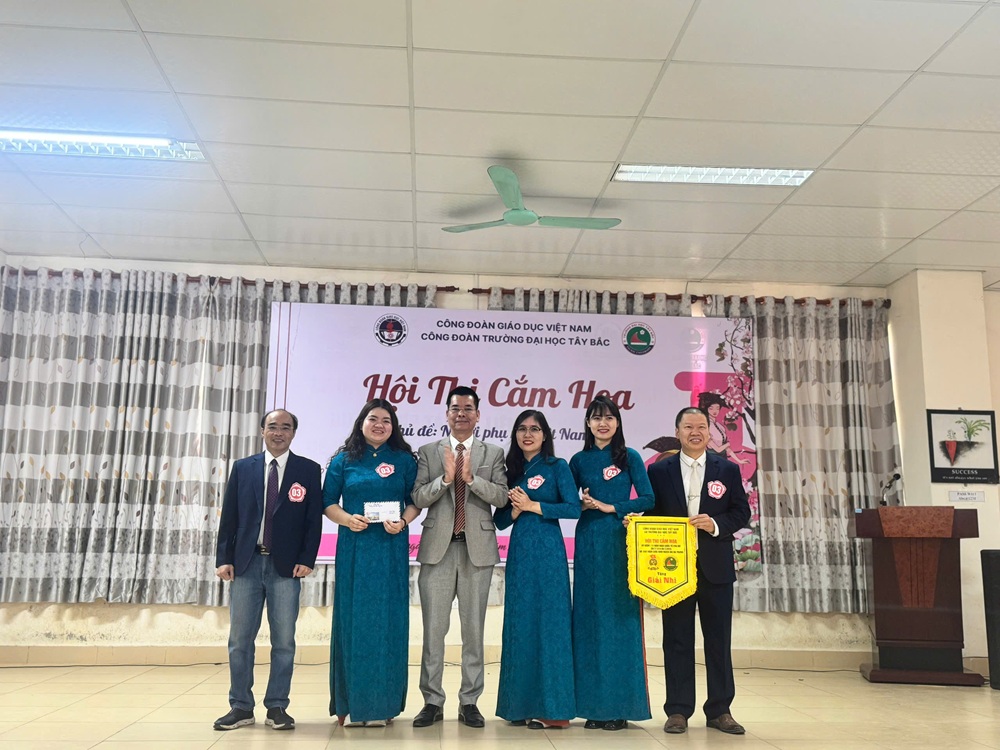 Công đoàn Trường đại Học Tây Bắc tổ chức hội thi cắm hoa chào mừng ngày Quốc tế phụ nữ 8/3