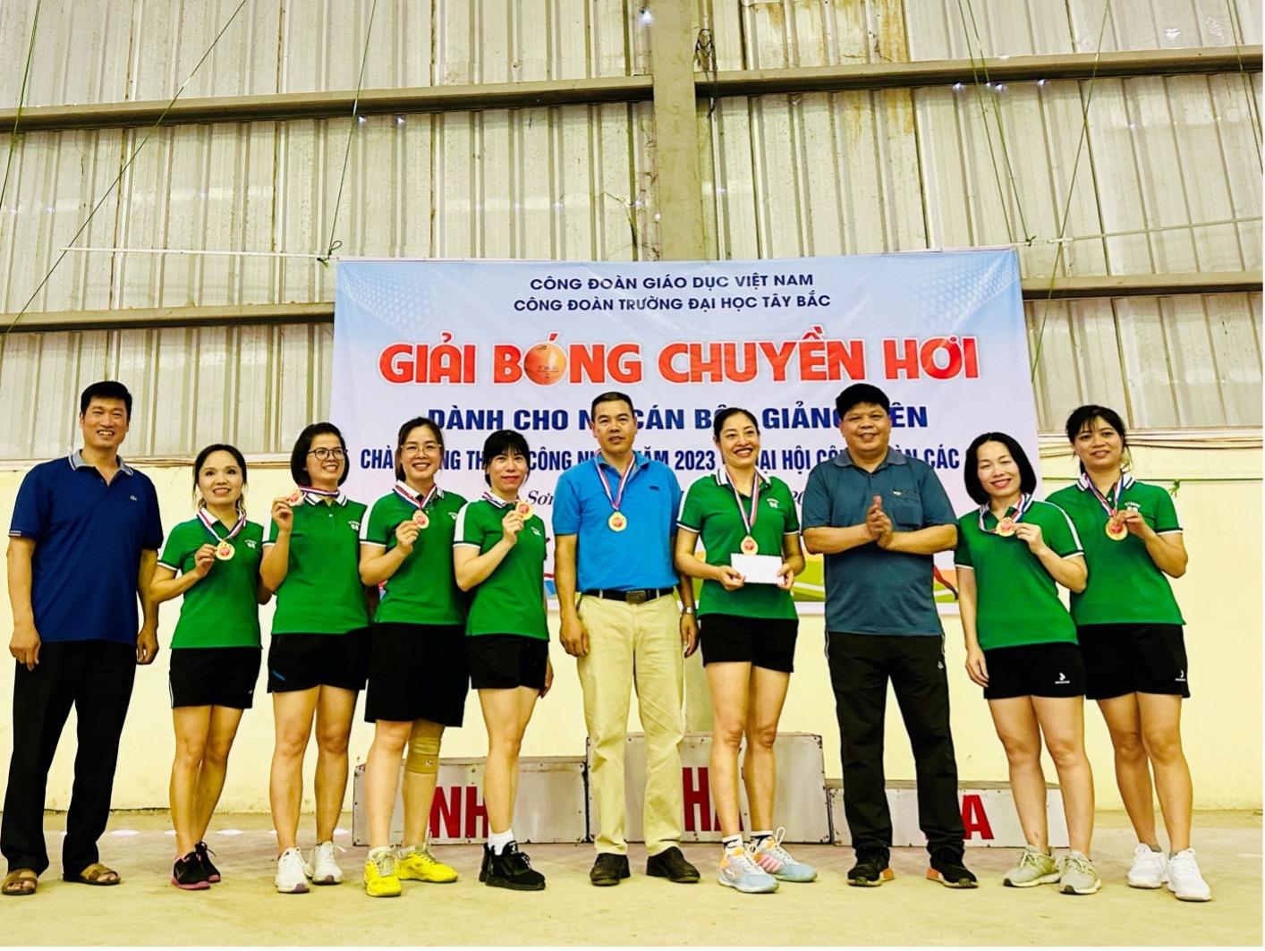 Công đoàn Trường Đại học Tây Bắc tổ chức thành công giải bóng chuyền hơi dành cho nữ công đoàn viên chào mừng Tháng Công nhân năm 2023 và đại hội công đoàn các cấp