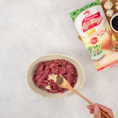 Thịt bò ướp 2m nước tương "Phú Sĩ", tỏi băm, tiêu và 2m dầu ăn.