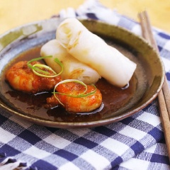 Xếp cuốn bánh ra đĩa, ăn cùng tôm và nước sốt. Nhìn vừa lạ vừa hấp dẫn đấy!