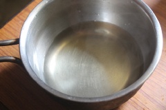 Cho 100g đường và 180ml nước vào nồi, đun tan chảy đường, không đun sôi. Sau đó thêm xoài xay mịn vào khuấy đều.
