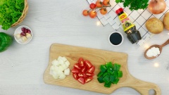 Rửa sạch 250gr thịt bò, cắt thành miếng vuông vừa ăn. Cắt miếng vuông 50gr ớt chuông xanh và 30gr hành tây với kích cỡ tương đương miếng thịt, bổ đôi cà chua bi.
