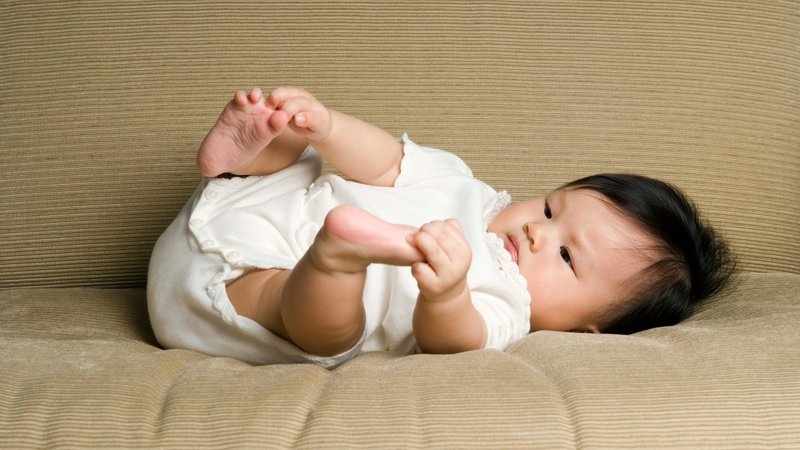 Ma sát khi nằm là nguyên nhân sinh lý phổ biến gây rụng tóc vành khăn
