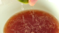 Chanh bạn cắt thành múi rồi dùng tay tách từng tép chanh giúp chén nước mắm nhìn hấp dẫn hơn, thêm khoảng 10-15ml nước chanh tùy khẩu vị bạn muốn ăn chua nhiều hay ít nhé.