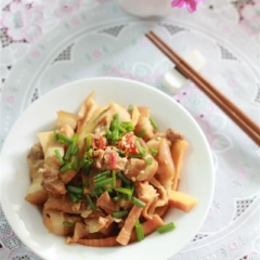 Cho thịt kho măng ra đĩa và thưởng thức.