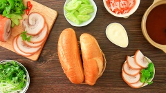 Thịt nguội ăn với cơm bún hay bánh mì đều ngon. Vào buổi sáng, chuẩn bị vài ổ bánh mì cùng chút rau dưa, xếp vài lát thịt nguội rồi rưới nước sốt xá xíu vào trong, bữa sáng chất lượng như vậy tưởng như chỉ mua được ở cửa hàng bánh mì nay bạn có thể tự làm tại nhà rồi đấy, thật thích đúng không nào.
