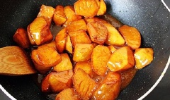 Đảo đều khoai cho ngấm đường, nhớ là đun nhỏ lửa. Ngào khoai với đường cho đến khi nước đường cạn, ngấm hết vào khoai tạo thành chất kết dính dẻo dẻo và có màu nâu cánh gián thì bắc ra.