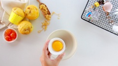 Cách làm sốt phô mai: Cho 1 lòng đỏ trứng và 20gr đường vào 1 tô sạch, dùng phới đánh cho đường tan ra, hỗn hợp chuyển sang màu vàng nhạt.