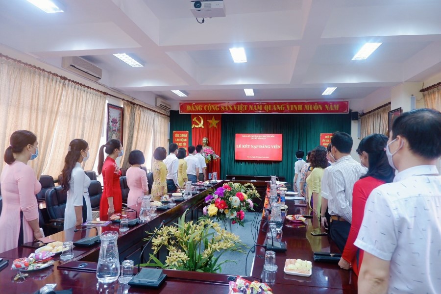 Chi bộ Đào tạo tổ chức Lễ kết nạp Đảng viên mới