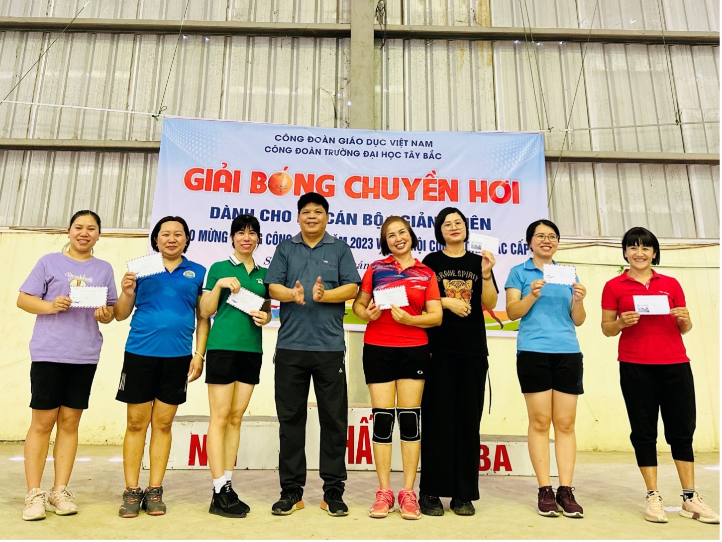 Công đoàn Trường Đại học Tây Bắc tổ chức thành công giải bóng chuyền hơi dành cho nữ công đoàn viên chào mừng Tháng Công nhân năm 2023 và đại hội công đoàn các cấp
