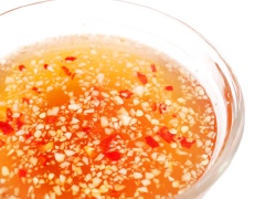 Pha nước trộn gỏi: Trộn đều 5 muỗng canh nước cốt chanh, 4 muỗng canh đường, 1 muỗng canh nước mắm, 1 muỗng cà phê tỏi băm và 1 muỗng canh ớt băm vào với nhau.