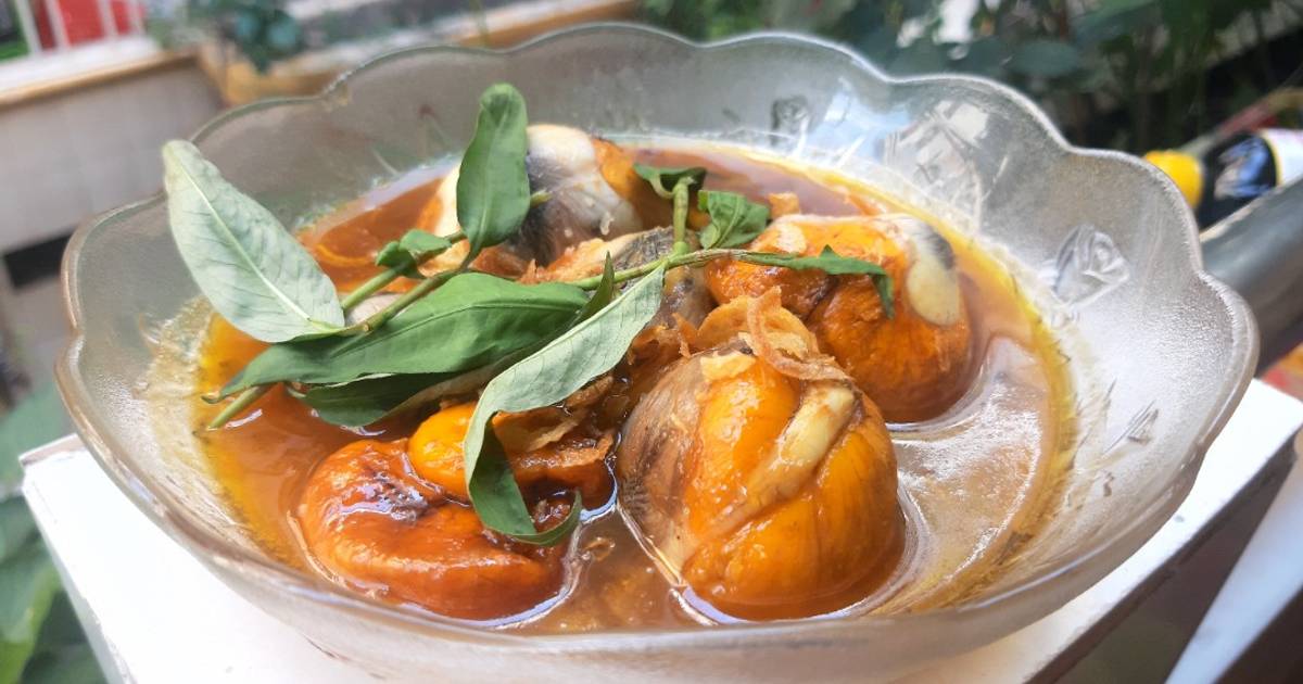 Hột vịt lộn xào me