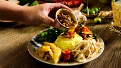 Bày trí mâm cơm gà Hội An: Xếp cơm ra đĩa, thêm thịt gà xé, 1 ít gỏi, 1 ít rau răm, thêm chén nước mạ, rồi tô điểm thêm ít ớt chưng làm tăng hương vị. Khi ăn cơm gà Hội An nhớ chan nước mạ vào dĩa cơm, trộn đều tất cả rồi thưởng thức thôi. Cách làm cơm gà Hội An đơn giản phải không nào? Bạn hãy làm ngay để mời cả nhà thưởng thức cuối tuần nhé.
