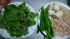 Khoai sọ gọt vỏ, rửa sạch, cắt làm đôi. Tôm tươi bóc vỏ, ngò gai rửa sạch, cắt nhỏ.