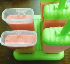Kem whipping cho ra tô đánh đến khi hỗn hợp bông mềm, rồi từ từ cho sữa đặc, nước dưa hấu và sữa chuq vào, nhẹ nhàng khuấy thật đều. Chế hỗn hợp dưa hấu vào từng khuôn kem que, đậy nắp rồi cho vào ngăn đá tủ lạnh chừng 4 tiếng là có thể ăn được rồi nhà.