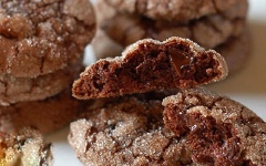 Lấy bánh ra, để nguội ăn mới ngon. Bánh phải nứt như thế này mới đúng kiểu bánh cookies truffle nè!