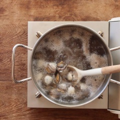 Sò huyết ngâm nước cho nhả sạch cắt trước khi đem chế biến. Có thể thả vài trái ớt cắt nhỏ vào nước ngâm để sò nhanh nhả cát nhé! Sò sau khi ngâm cho vào nồi nước sôi, luộc cho đến khi vỏ sò mở đều hết thì vớt ra.