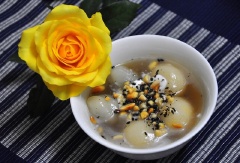 Múc bánh ra chén, thêm vào nước đường, nước cốt dừa, sau đó rắc đậu phộng rang giã nát và chút mè đen giã nhỏ lên trên là có thể dùng.