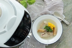 Một bắt canh xương heo củ mài và bắp mỹ với nước canh ngọt tự nhiên từ xương mà không cần dùng đến các loại gia vị tổng hợp. Món canh này thích hợp tẩm bổ cho người suy dinh dưỡng hoặc người bệnh mới khỏi nhé!