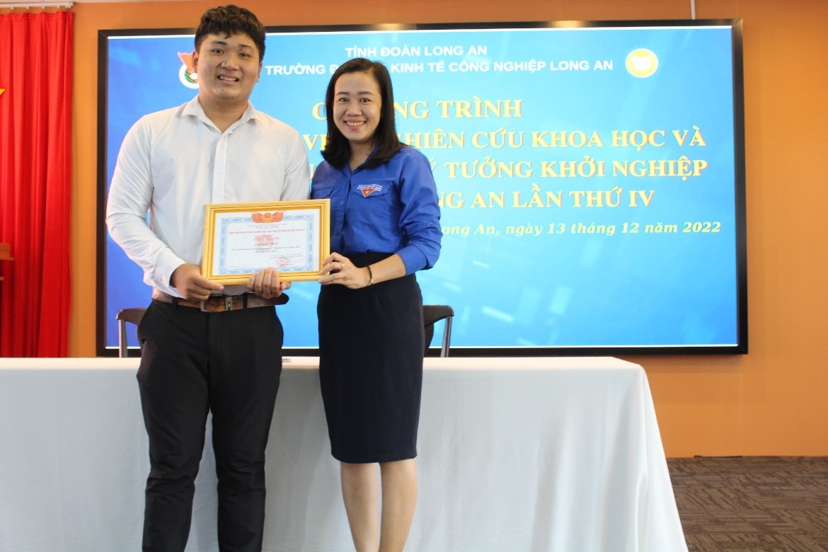 Đồng chí Nguyễn Thị Như Ý – Bí thư Đoàn trường DLA trao giấy khen Đoàn trường cho tập thể chi đoàn 19TH