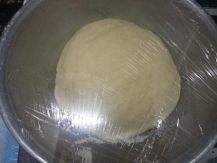 Bột bánh: men cho vô sữa tươi quậy đều, Đường, bột mì, muối, trứng gà, bơ lạt, bột sữa cho vào thau, hỗn hợp men nước trộn đều bằng muỗng. Sau tay mang găng tay nhồi khối bột và đập bột giống như giặt đồ khi khối bột dẻo mịn ngừng lại, vo tròn bột, ủ kín 10 phút. Cán bột hình chữ nhật độ dày 5 mm, quét 1 ít bơ lạt mỏng, gấp miếng bột lại.